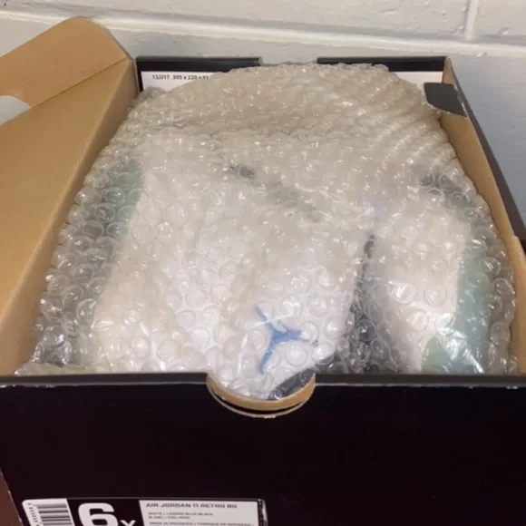 Size 6 youth Jordan 11 legend, blues, like new - Picture 1 of 4